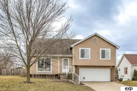 7805 Bondesson St, Omaha, NE 68122