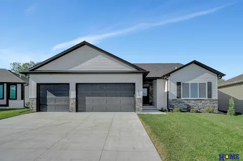 659 S 88th St, Lincoln, NE 68520