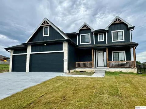 12717 Glenn St, Papillion, NE 68138