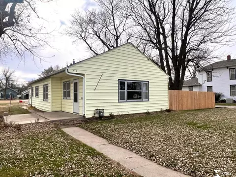 915 E St, Geneva, NE 68361