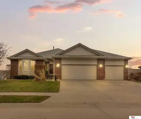 1021 Shoal Dr, Carter Lake, IA 51510