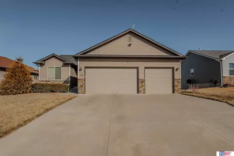 250 Orchard Pl, Hickman, NE 68372
