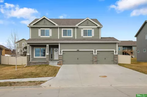 2108 Hummingbird Dr, Bellevue, NE 68123