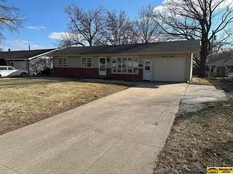 1911 Arbor Ave, Beatrice, NE 68310