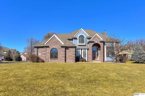 1302 Phoenix Cir, Papillion, NE 68046