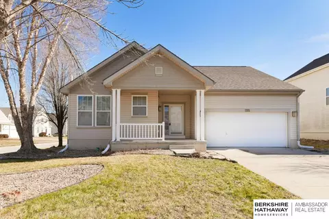 2101 Ridgeview Dr, Papillion, NE 68046
