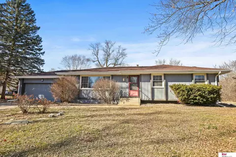 3204 Cottonwood Ln, Omaha, NE 68134