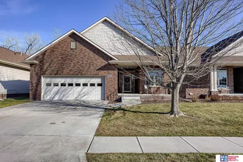 6356 Ashbrook Dr, Lincoln, NE 68516