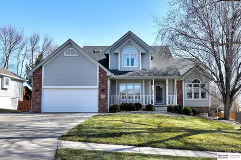 911 Roland Dr, Papillion, NE 68046