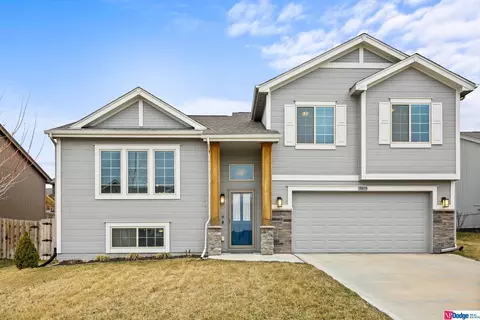 18810 Greenleaf St, Omaha, NE 68136