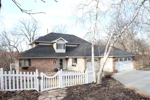 104 Olde Hickory Rd, Bellevue, NE 68005