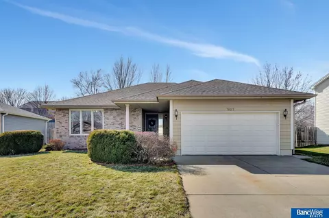 7027 Phoenix Dr, Lincoln, NE 68516