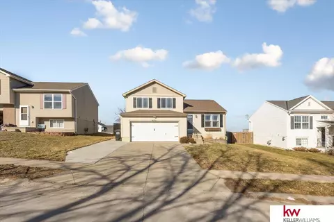 15714 Cottonwood Ave, Omaha, NE 68136