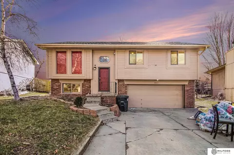 8023 Vernon Ave, Omaha, NE 68134