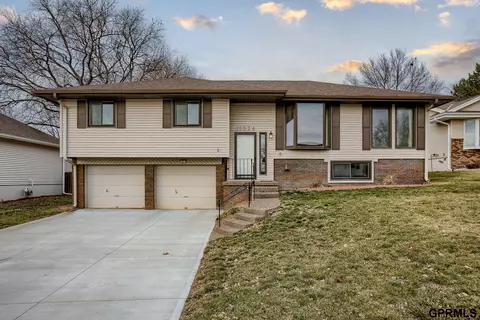 10934 Y St, Omaha, NE 68137
