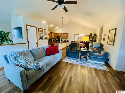 5201 Locust St, Lincoln, NE 68516
