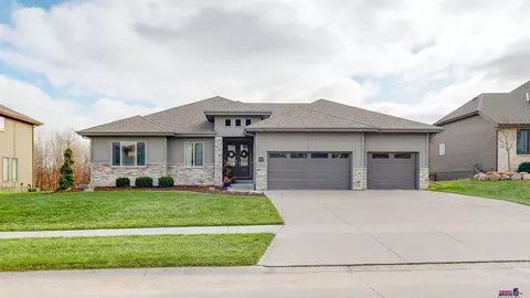 12129 Montauk Dr, Papillion, NE 68046
