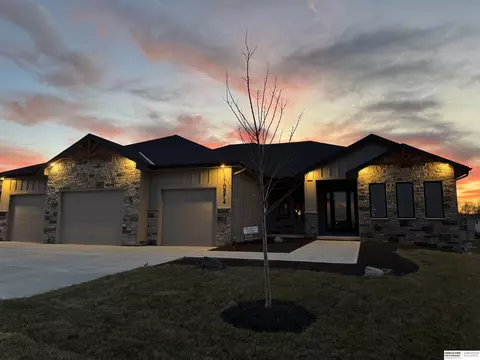 10212 S 97th St, Papillion, NE 68046