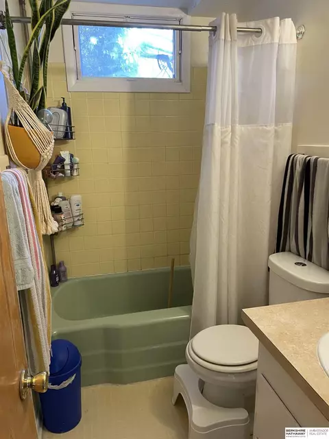 Bath - 3605-07 Ernst St, Omaha, NE 68112 photo 3 of 3
