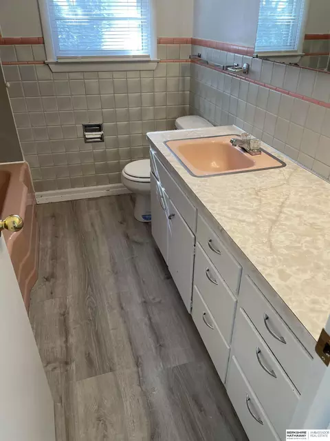 Bath - 3605-07 Ernst St, Omaha, NE 68112 photo 1 of 3