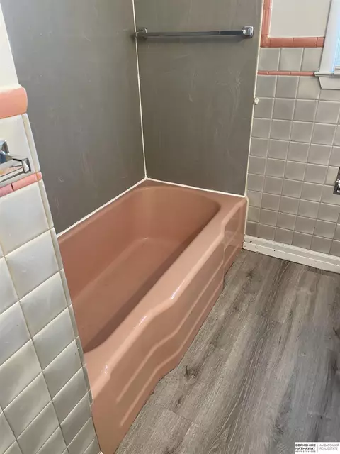 Bath - 3605-07 Ernst St, Omaha, NE 68112 photo 2 of 3