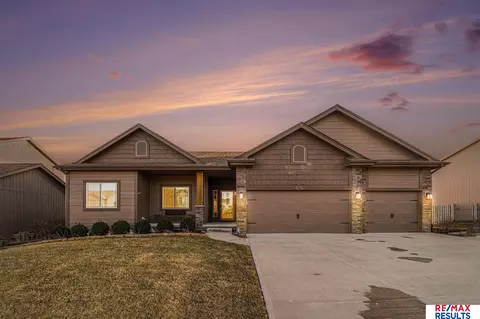 19017 Redwood St, Omaha, NE 68136