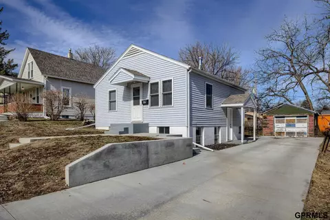 3716 R St, Omaha, NE 68107
