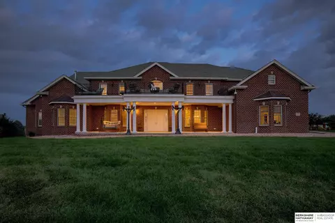 8707 N 96 St, Omaha, NE 68122