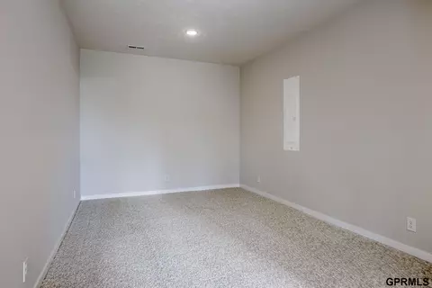 18471 Greenleaf St, Omaha, NE 68136 photo 10