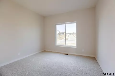 18471 Greenleaf St, Omaha, NE 68136 photo 8