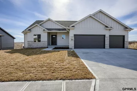 18471 Greenleaf St, Omaha, NE 68136