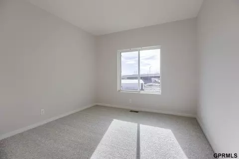 18471 Greenleaf St, Omaha, NE 68136 photo 9