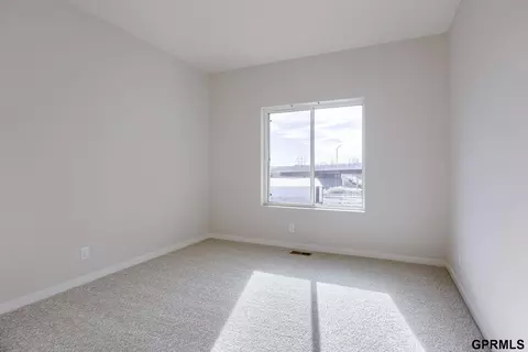 18471 Greenleaf St, Omaha, NE 68136 photo 5