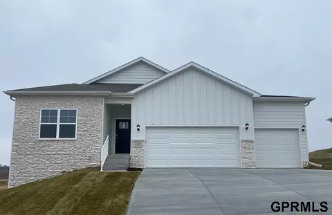 6221 Clear Creek St, Papillion, NE 68157