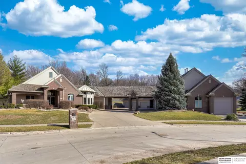 107 Banyan Ct, Bellevue, NE 68005