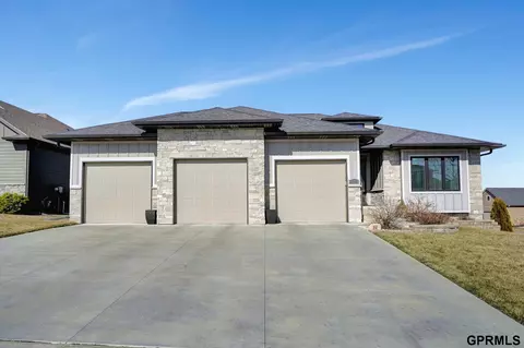 7332 Gerald Ave, Lincoln, NE 68516