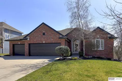 907 W Centennial Rd, Papillion, NE 68046