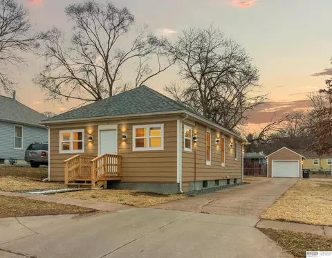 6611 Bedford Ave, Omaha, NE 68104