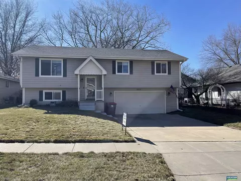 5811 Limestone Rd, Lincoln, NE 68512