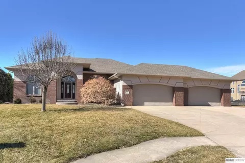 1503 Vivian Cir, Papillion, NE 68046