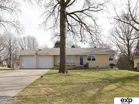 15257 Pinecrest Dr, Council Bluffs, IA 51503