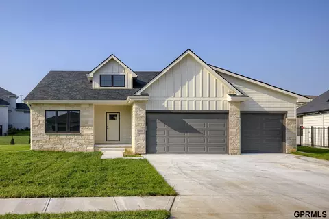 18203 Cheyenne Rd, Omaha, NE 68136