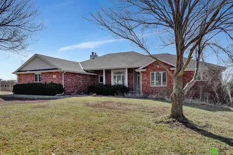 5501 Rebel Dr, Lincoln, NE 68516