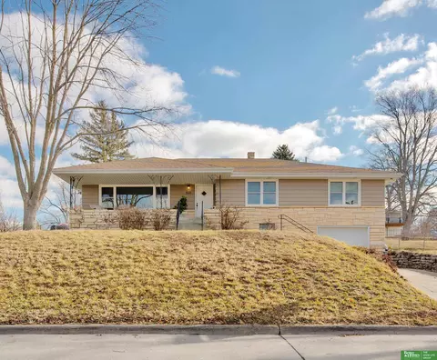 5611 S 50 St, Omaha, NE 68117
