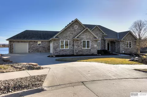 4802 Lakeside Cir, Papillion, NE 68133