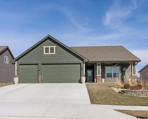 910 Gayle St, Papillion, NE 68046