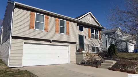 11040 Girard St, Omaha, NE 68142