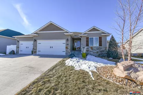 1235 N 101st St, Lincoln, NE 68527
