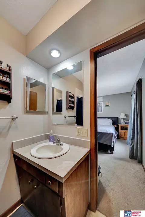 Bath - 643 Overlook Ln, Beatrice, NE 68310 photo 3 of 4