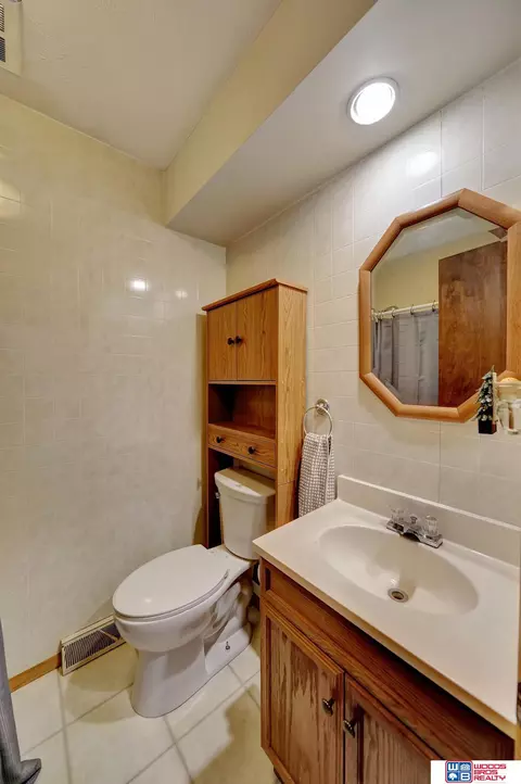 Bath - 643 Overlook Ln, Beatrice, NE 68310 photo 2 of 4